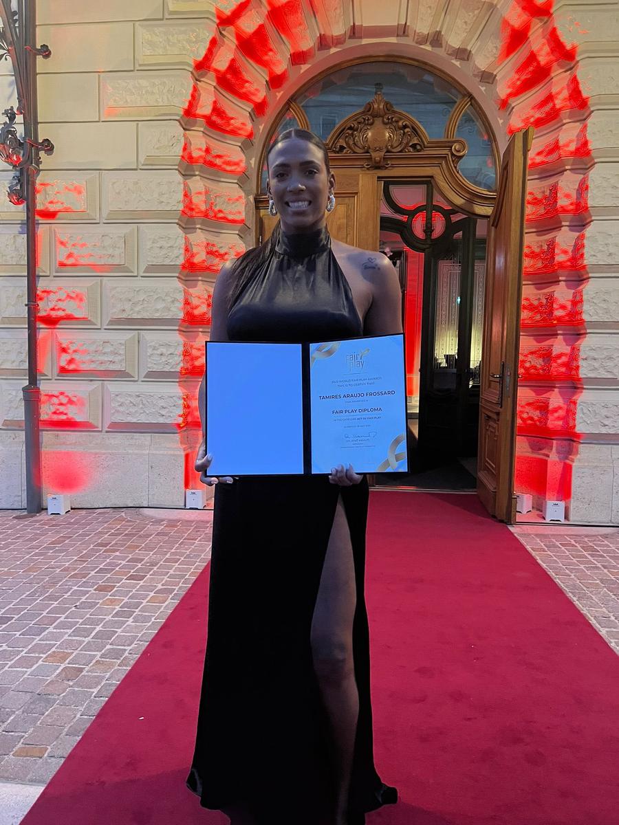 Tamires Araujo, premiată în cadrul Galei World Fair Play Awards/Foto: Facebook (CS Gloria 2018 Bistrița Năsăud) O jucătoare a Gloriei Bistrița, premiată la Gala World Fair Play Awards » Imagini cu gestul care a făcut înconjurul lumii