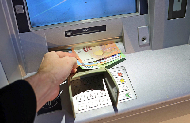 A băgat 3.000 de euro într-un bancomat și aparatul i-a confiscat pe loc: „Mi-am anulat și vacanța planificată din cauza asta”
