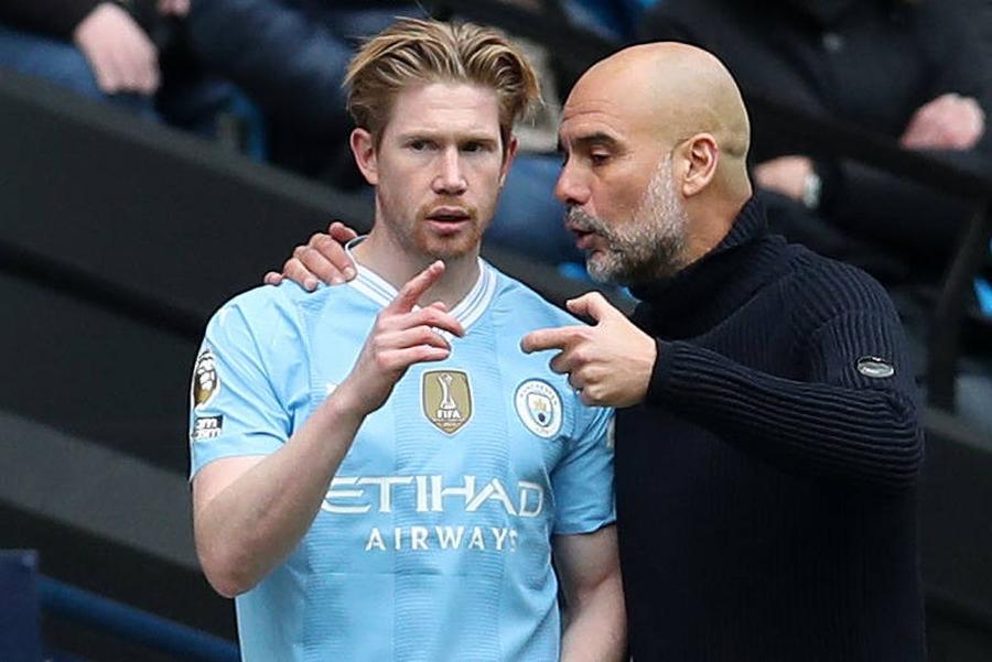 Kevin De Bruyne și Pep Guardiola / Foto: Imago Images Managerul lui Chelsea desființează strategia italienilor în fotbal: „Valentin Mihăilă e și acum considerat jucător tânăr!”