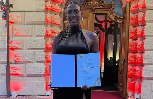 O jucătoare a Gloriei Bistrița, premiată la Gala World Fair Play Awards » Imagini cu gestul care a făcut înconjurul lumii