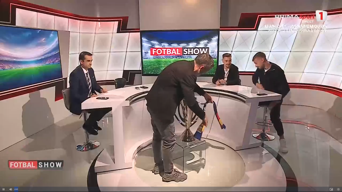 Mihai Stoica s-a ridicat pentru a agăța două fulare de trofeu