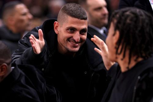 Marco Verratti este o prezență familiară la meciurile din NBA (aici la Brooklyn Nets - Cleveland Cavaliers) pe Accor Arena din Paris / Foto: Gulliver/GettyImages