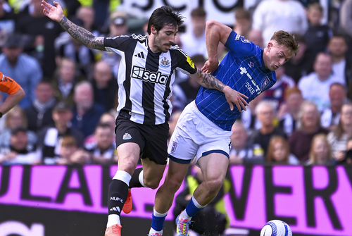 Manchester United, gata să-l transfere pe Liam Delap (dreapta). Foto:  Imago