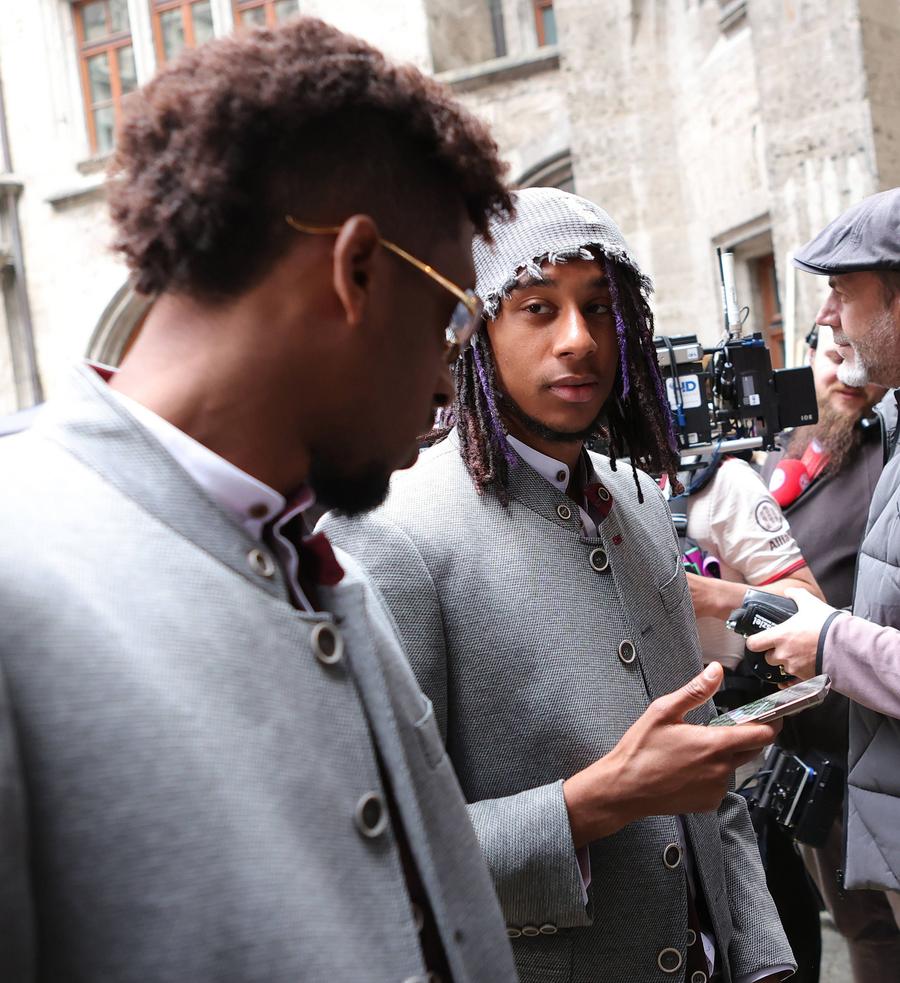 Michael Olise îi arată lui Kingsley Coman tabla de șah deschisă pe telefon / Foto: Imago Ciudatul Michael Olise » Ce făcea atacantul lui Bayern în timp ce coechipierii petreceau