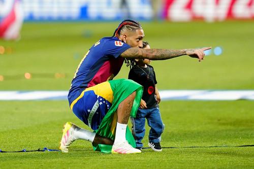 Raphinha și fiul său Gael, bucurându-se pentru titlul câștigat de Barcelona în LaLiga / Foto: Imago