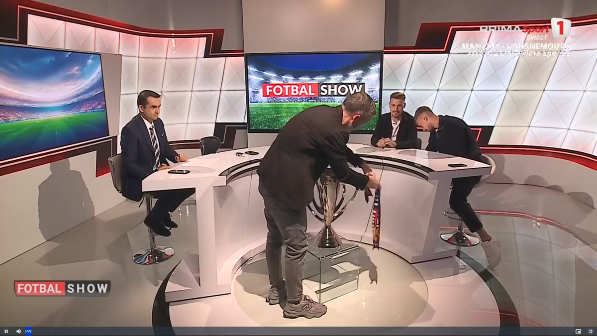 Mihai Stoica s-a ridicat pentru a agăța două fulare de trofeu
