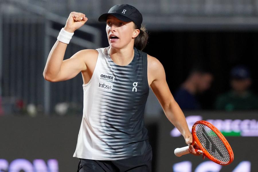 Iga Swiatek sărbătorind un punct câștigat la Roma 2026 Foto: Imago Images Fostul lider WTA o plasează pe Iga Swiatek între favorite la Roland Garros: „O vedem cu o energie diferită”
