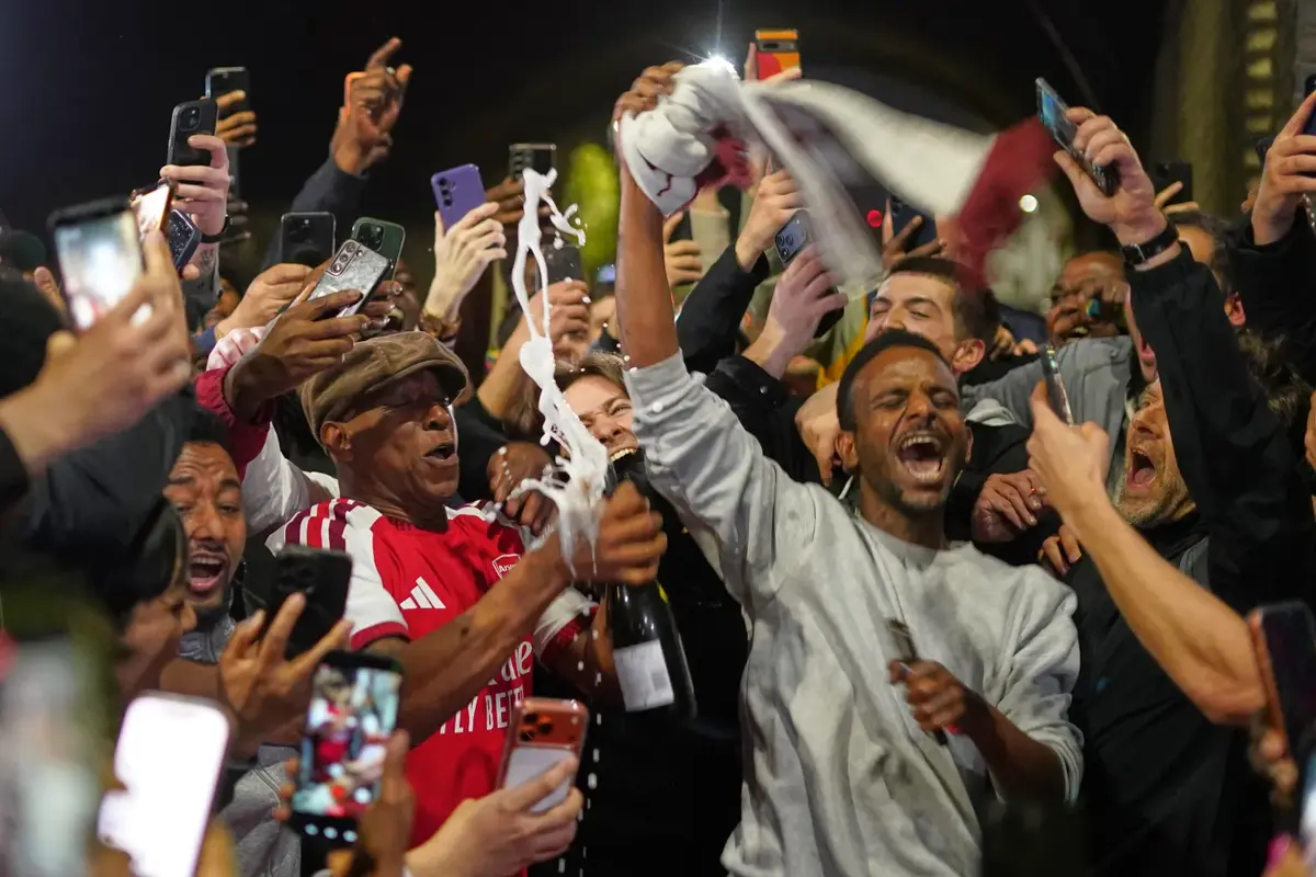 Fotbaliștii lui Arsenal au petrecut, după remiza lui Manchester City