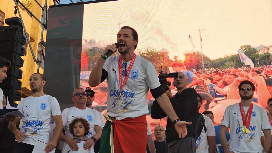 Mario Felgueiras în piața „Mihai Viteazul” din centrul Craiovei, la fiesta de titlu a oltenilor Mario Felgueiras, despre viitorul Universității Craiova: „Ideea e să dominăm România!” » Comparație între Mirel Rădoi și Filipe Coelho