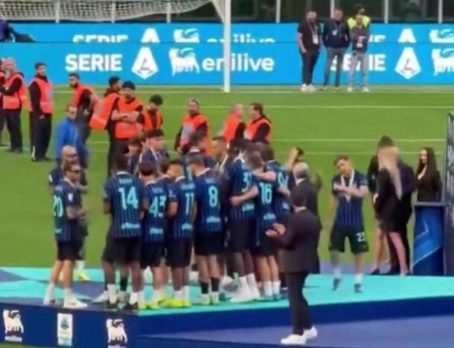 Nicolo Barella l-a prins pe Cristi Chivu cum se „sustrage” de la poza cu trofeul pentru scudetto și l-a luat de mână pe antrenorul campion / Foto: X Solo e Esclusivamente Inter Gestul uriaș făcut față de Cristi Chivu de unul dintre căpitanii săi: „Asta arată ceea ce înseamnă el la Inter!”