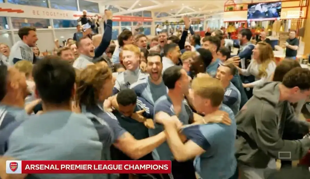 Fotbaliștii lui Arsenal au petrecut, după remiza lui Manchester City
