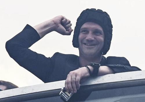 Cristi Chivu, surprins bucurându-se în autobuzul decapotabil cu casca pe cap și cu pachetul de țigări în mână
