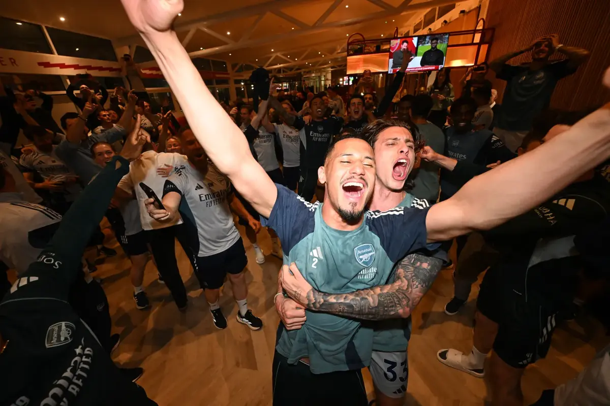 Fotbaliștii lui Arsenal au petrecut, după remiza lui Manchester City