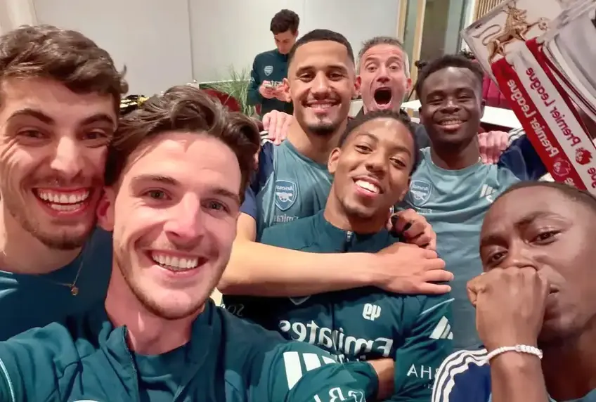 Fotbaliștii lui Arsenal au petrecut, după remiza lui Manchester City // foto: Instagram