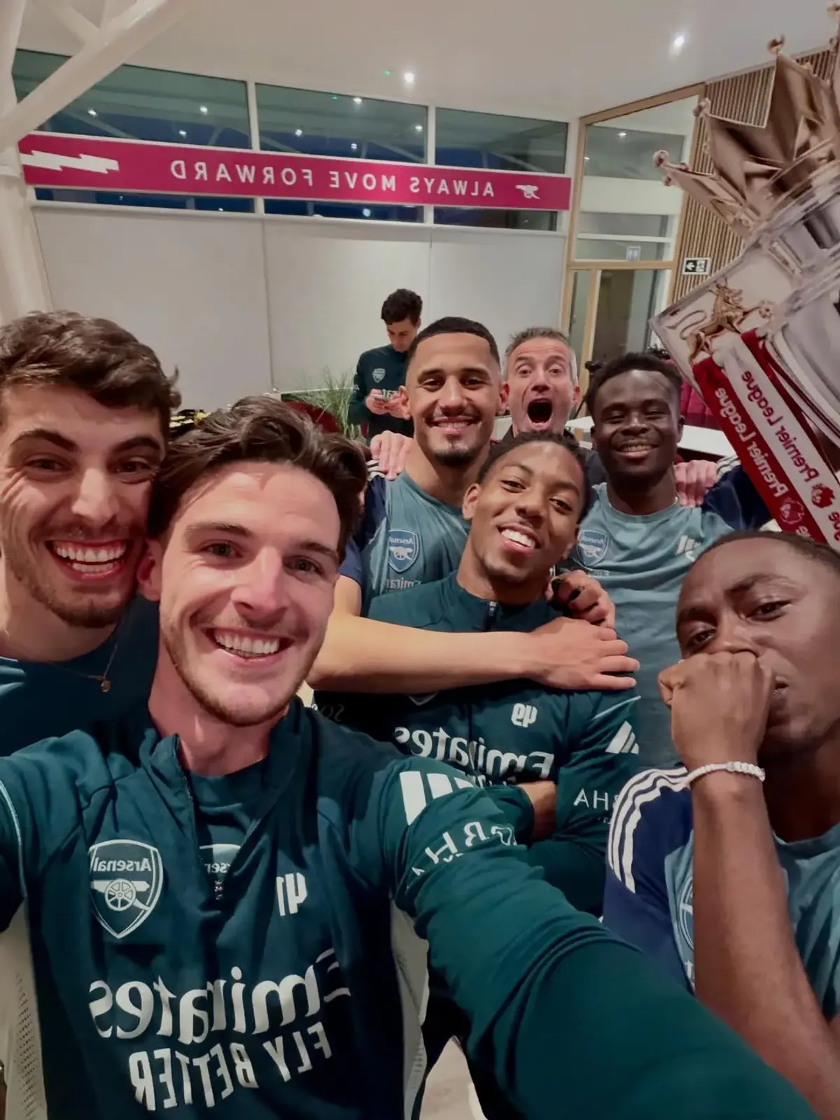 Fotbaliștii lui Arsenal au petrecut, după remiza lui Manchester City