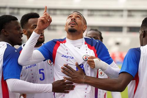 Wilson Isidor, central, sărbătorind un gol pentru Haiti // foto: Imago Images