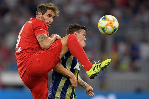 Max Kruse, în duel cu Javi Martinez // FOTO: Guliver/GettyImages