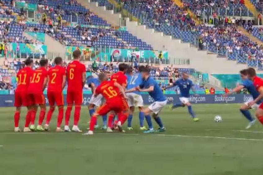 Schema italienilor la lovitura liberă a lui Bernardeschi // foto: captură PRO TV