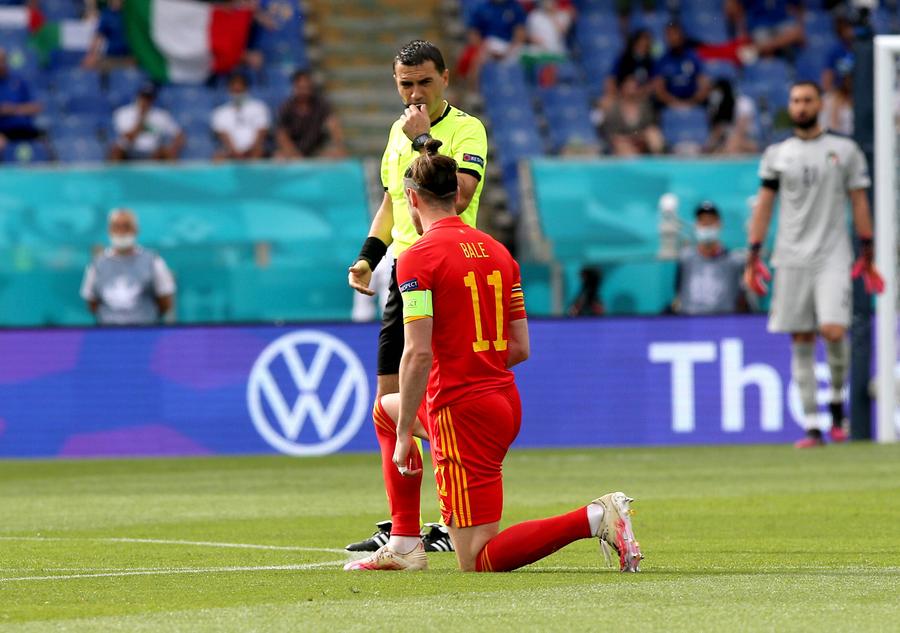 Ovidiu Hațegan, în fața lui Gareth Bale, care a îngenuncheat înainte de Italia-Țara Galilor, foto: Imago Hațegan n-a îngenuncheat înainte de meci + Galezii l-au contestat pentru „roșu”! Cine i-a dat dreptate românului