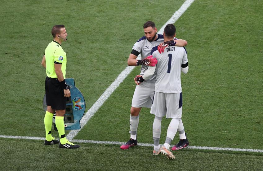 Gianluigi Donnarumma (22 de ani) a fost înlocuit cu Salvatore Sirigu (34 de ani), în minutul 89 al victoriei obținute de Italia în fața Țării Galilor, scor 1-0, în ultima rundă a grupei A de la Euro 2020.