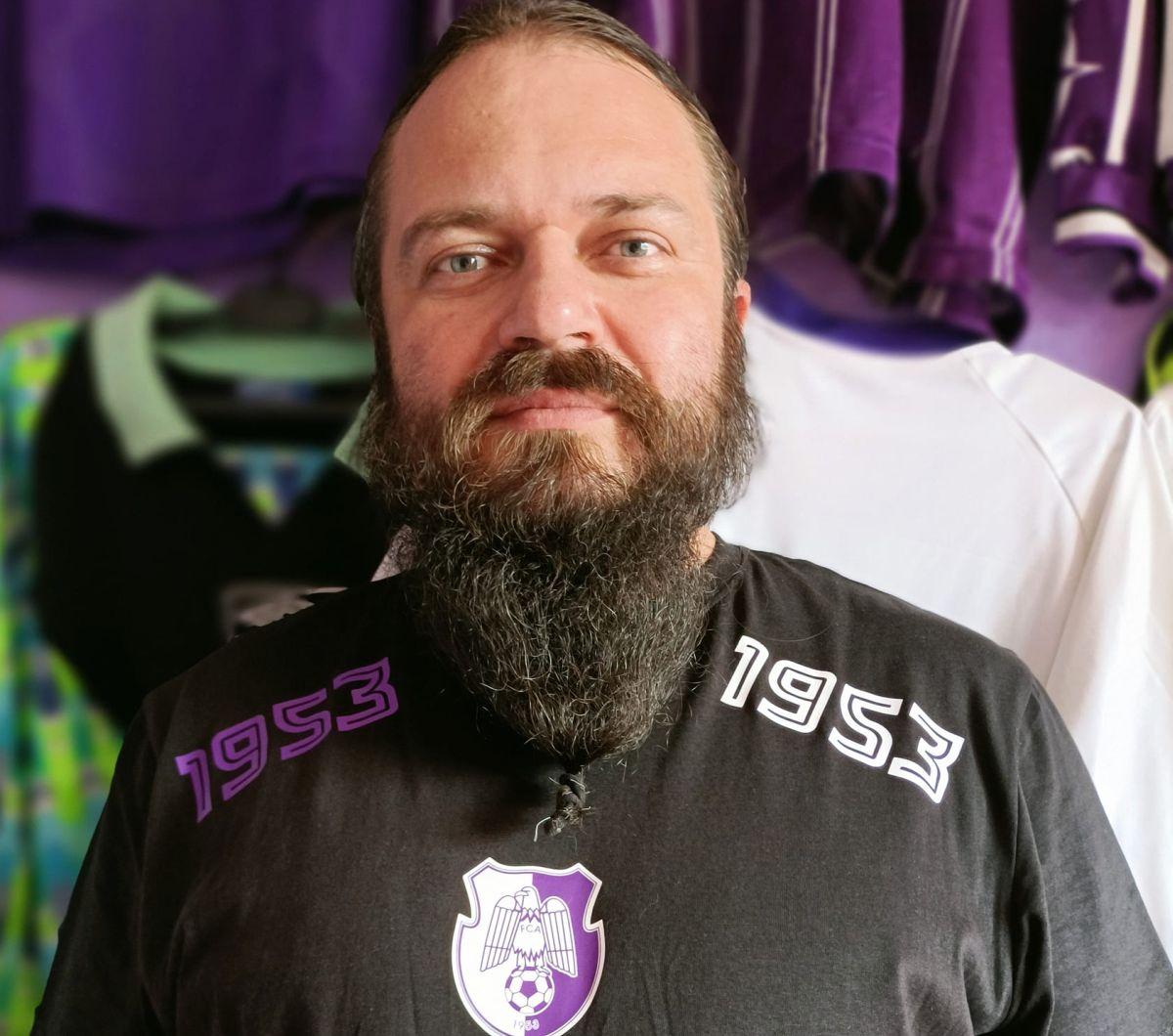 Cel mai mare colecționar din fotbalul românesc - piese de muzeu în alb și violet