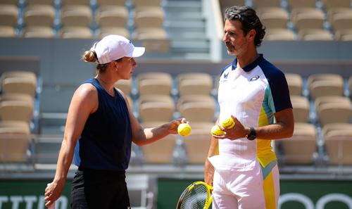 Antrenorul Sever Dron (77 de ani) crede că jocul Simonei Halep (30 de ani, 19 ATP) este unul depășit și că Patrick Mouratoglou (52 de ani) nu are dibăcia necesară pentru a-i aduce îmbunătățiri.