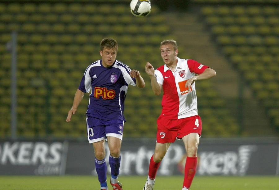 Adrian Dulcea, într-un duel cu Cosmin Moți / Sursă foto: Arhivă GSP Transferul #7 al verii la FC Argeș: piteștenii și-au luat mijlocaș de la Farul