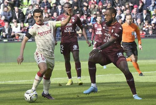 Kana-Biyik, în dreapta, în duel cu Wissam Ben Yedder de la AS Monaco // foto: Imago Images