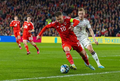 Kristers Tobers, în duel cu Aaron Ramsey. 
Foto: Imago