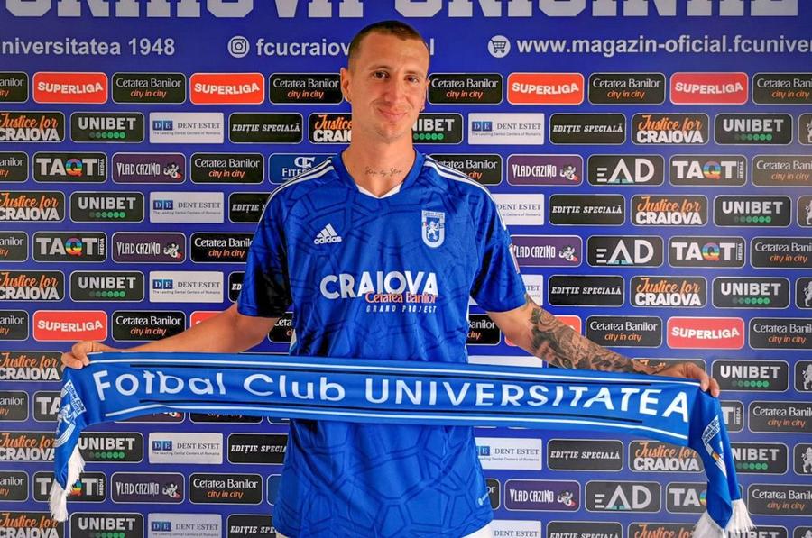 Andrea Padula, prezentat oficial la FCU Craiova.
Foto: Facebook @ Fotbal Club Universitatea 1948 Italianul din Superliga a devenit român cu acte-n regulă și atentează la postul lui Bancu în națională: „Voi purta cu mândrie tricoul”
