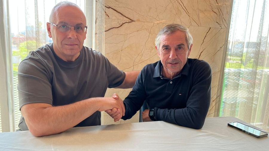 Alain Giresse, în dreapta imaginii Lovitură în grupa României » Rezultatul de ieri a dus la demiterea selecționerului