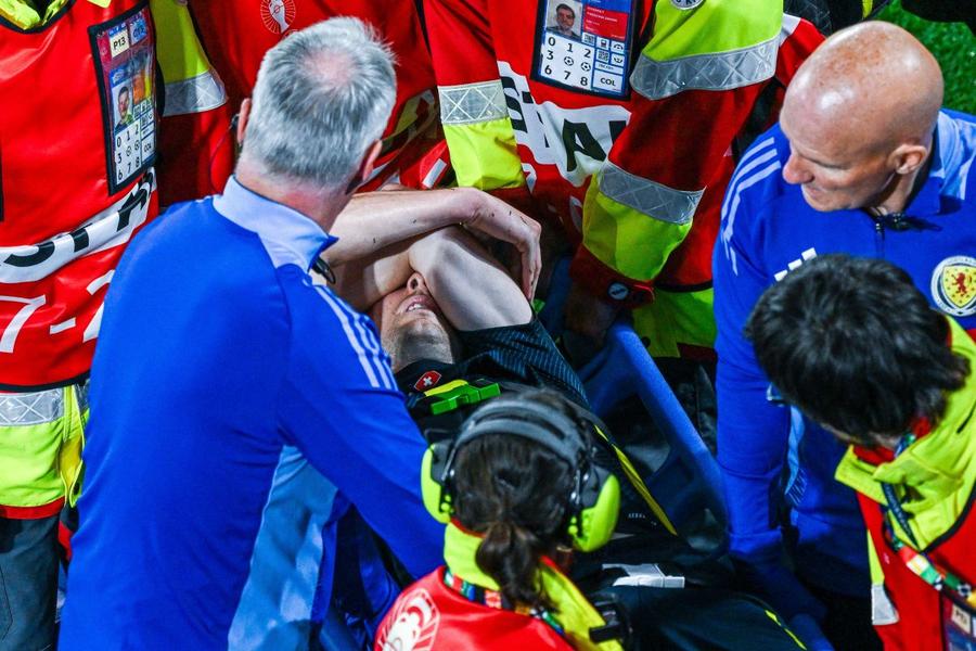 Scoțianul Kieran Tierney a fost scos pe targă în minutul 60 al meciului cu Elveția (1-1) / Foto: Imago 5 bune, 5 rele » L-ați văzut pe geniul regăsit din grupe? Dar gestul aproape ucigaș despre care n-a scris nimeni?