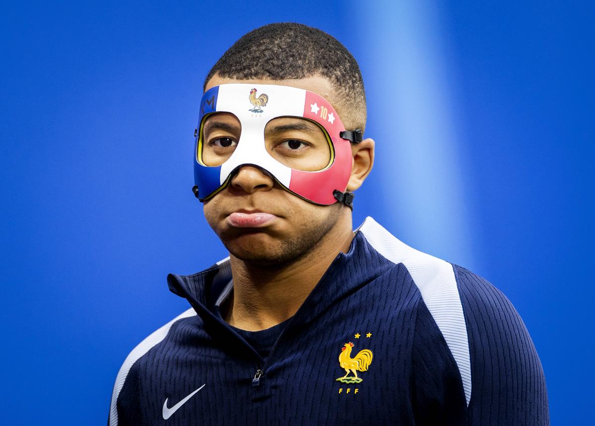 Kylian Mbappe a purtat o mască în culorile Franței la unul dintre antrenamente