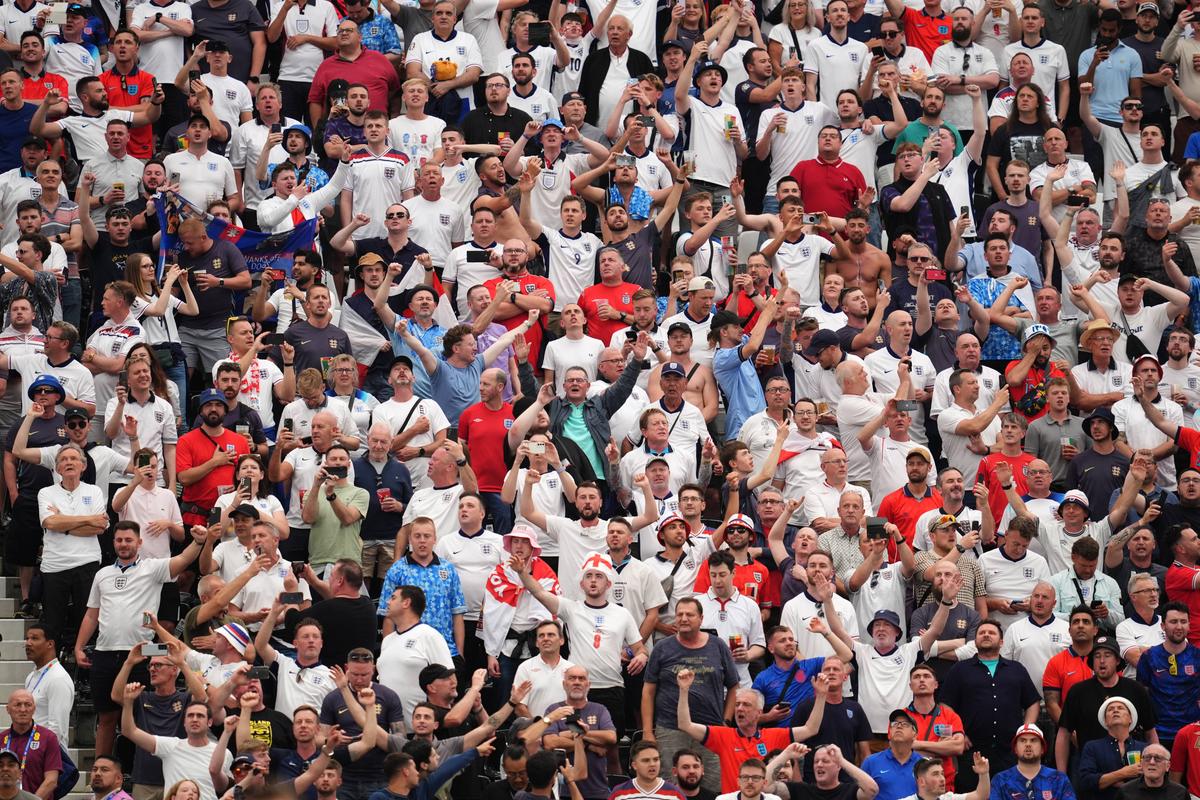 11 detalii din Danemarca - Anglia care nu s-au văzut la televizor: „perlele” fotbaliștilor, echipe de geniști + aspectul penibil ca la București