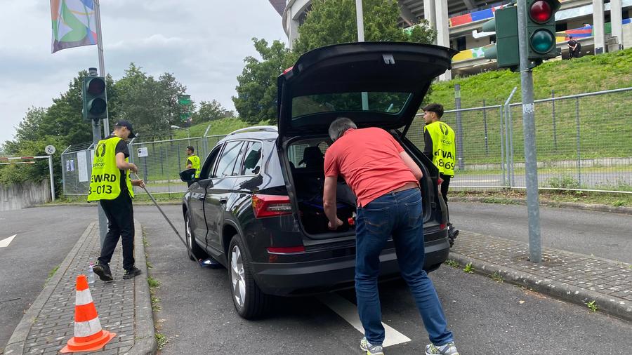 11 detalii din Danemarca - Anglia care nu s-au văzut la televizor: „perlele” fotbaliștilor, echipe de geniști + aspectul penibil ca la București