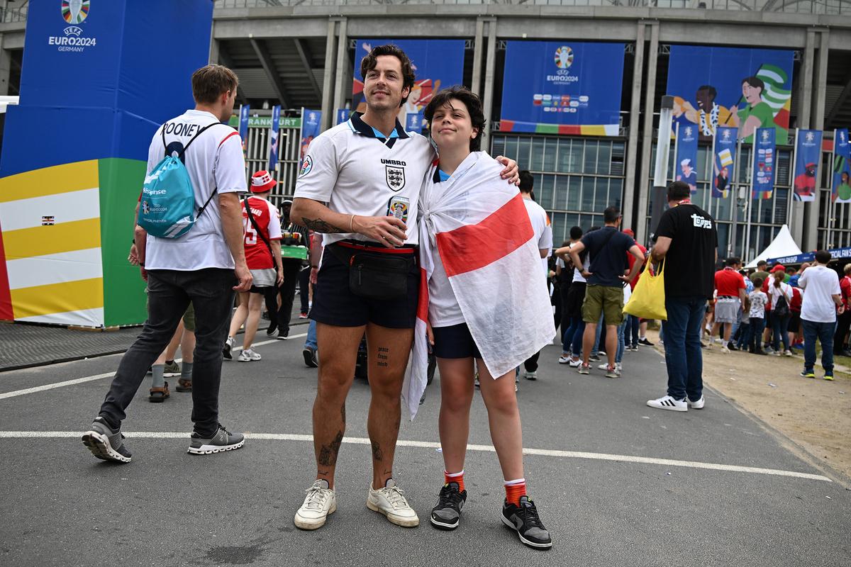 11 detalii din Danemarca - Anglia care nu s-au văzut la televizor: „perlele” fotbaliștilor, echipe de geniști + aspectul penibil ca la București
