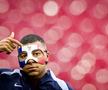 Kylian Mbappe a purtat o mască în culorile Franței la unul dintre antrenamente