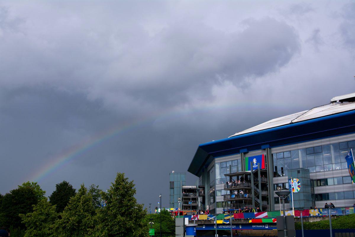 Clasicul Europei are loc pe unicul stadion din lume cu monedă proprie și unde berea circulă printr-o rețea subterană de țevi!