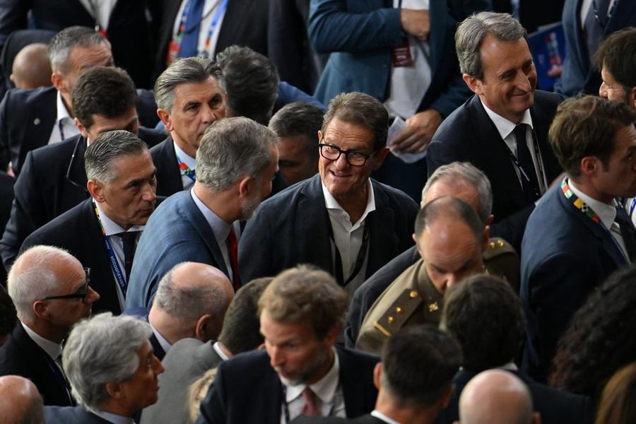 Lupescu părăsește arena, după Spania - Italia. În fața lui, Fabio Capello. Foto: Cristi Preda (GSP) Răzvan Burleanu are lipici la vedete! Unde a prins loc la Spania - Italia, după ce vinerea trecută a stat lângă Mourinho și Ferguson