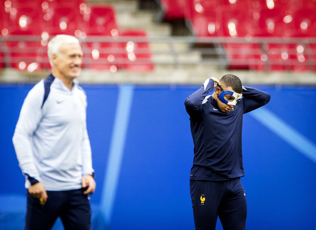 „Zorro” al Franței » Kylian Mbappe va purta o mască specială la Euro, după ce și-a spart nasul