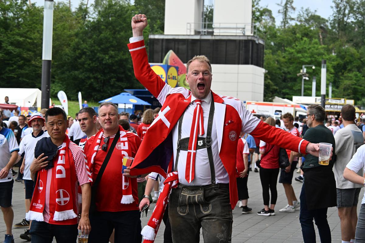 11 detalii din Danemarca - Anglia care nu s-au văzut la televizor: „perlele” fotbaliștilor, echipe de geniști + aspectul penibil ca la București