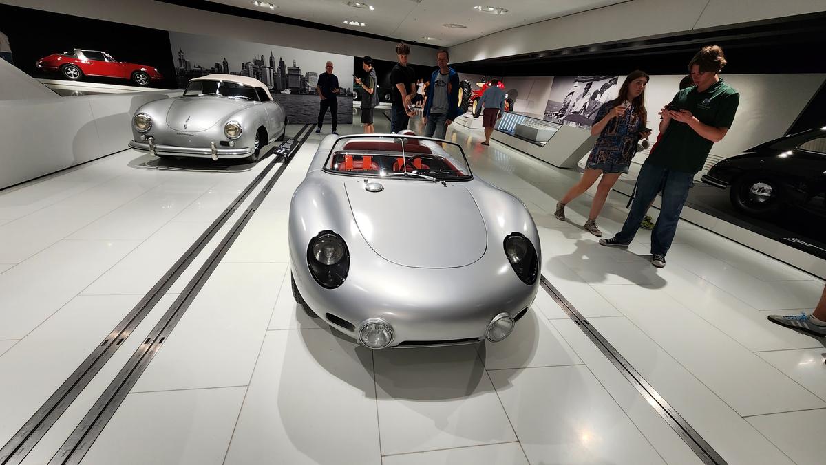 GSP.RO a intrat în culisele celui mai spectaculos muzeu auto din lume » O oră petrecută la Porsche, în Germania