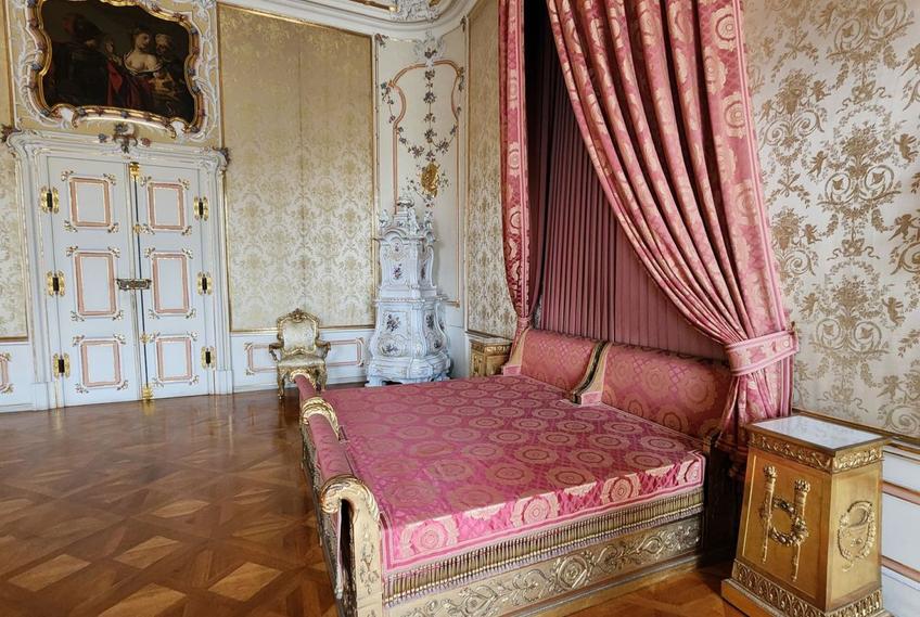 Dormitorul lui Napoleon Bonaparte, cu patul construit special pentru dimensiunile lui