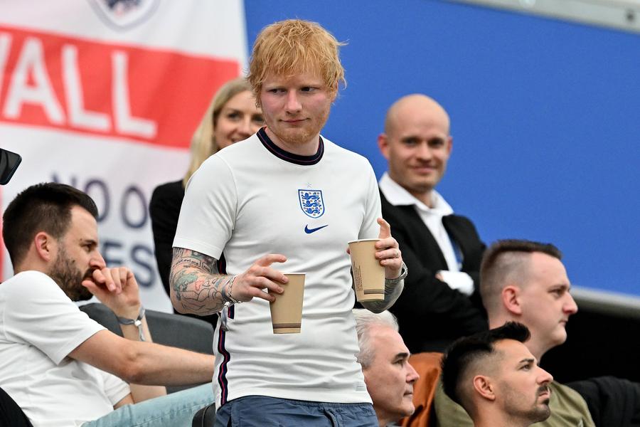 Ed Sheeran Spotify a ales artistul care va fi imprimat pe tricourile Barcelonei la „El Clasico”