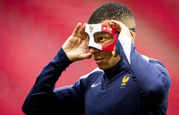 „Zorro” al Franței » Kylian Mbappe va purta o mască specială la Euro, după ce și-a spart nasul