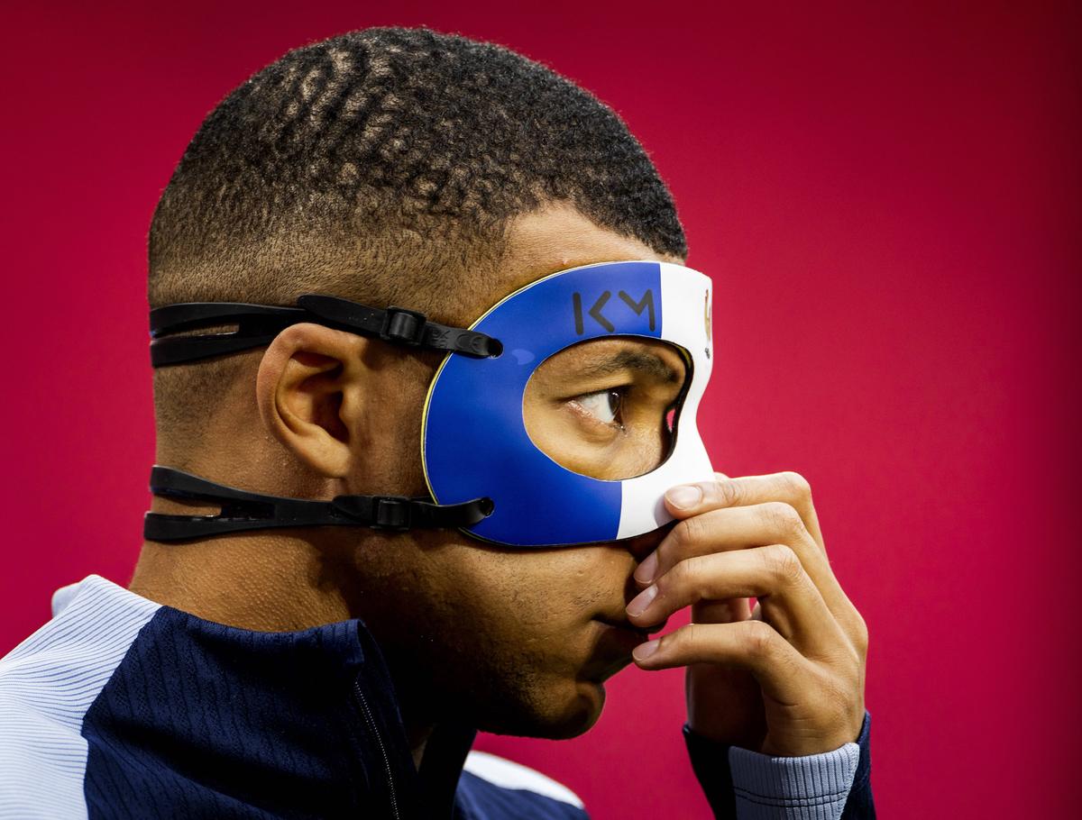 Kylian Mbappe a purtat o mască în culorile Franței la unul dintre antrenamente