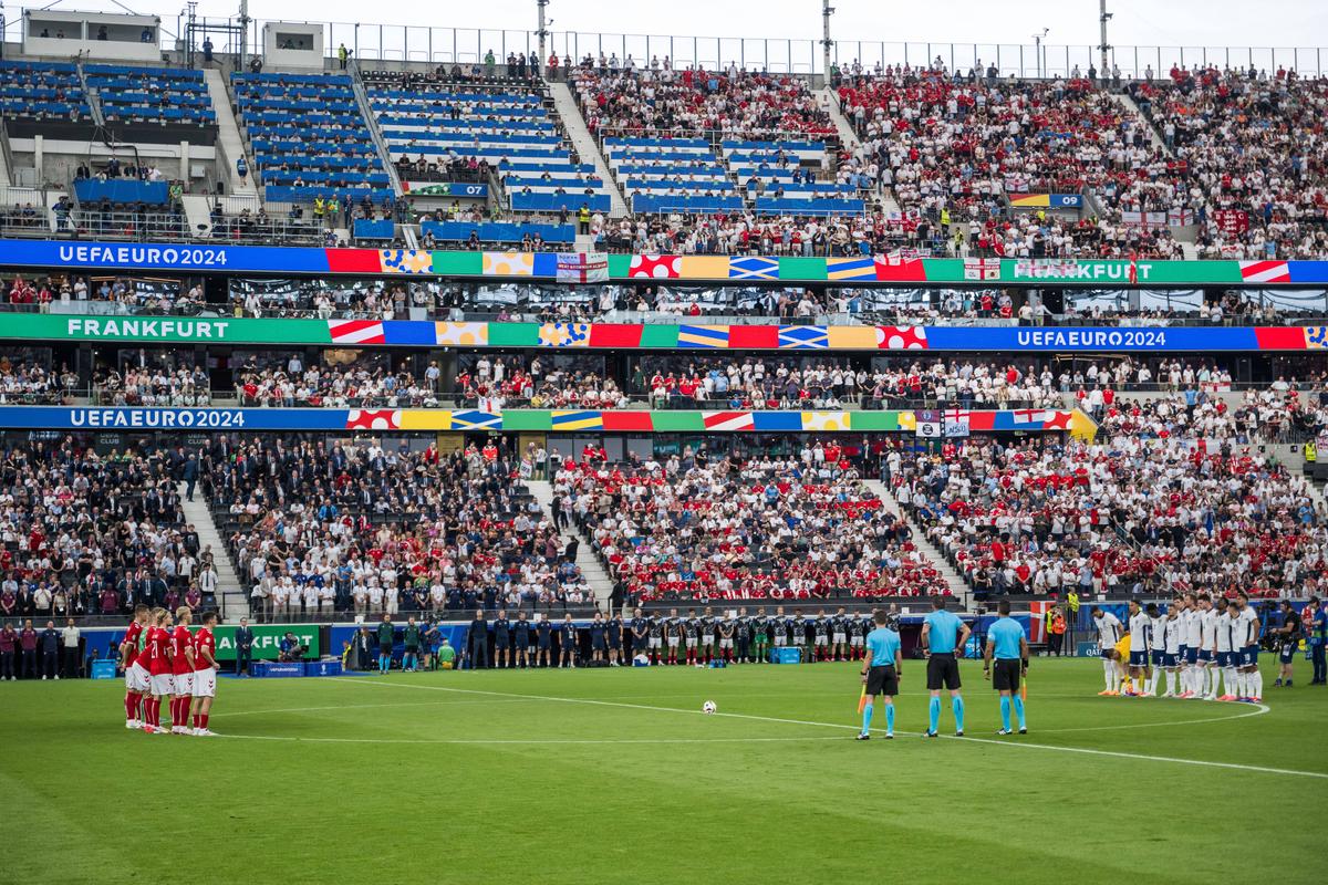 11 detalii din Danemarca - Anglia care nu s-au văzut la televizor: „perlele” fotbaliștilor, echipe de geniști + aspectul penibil ca la București