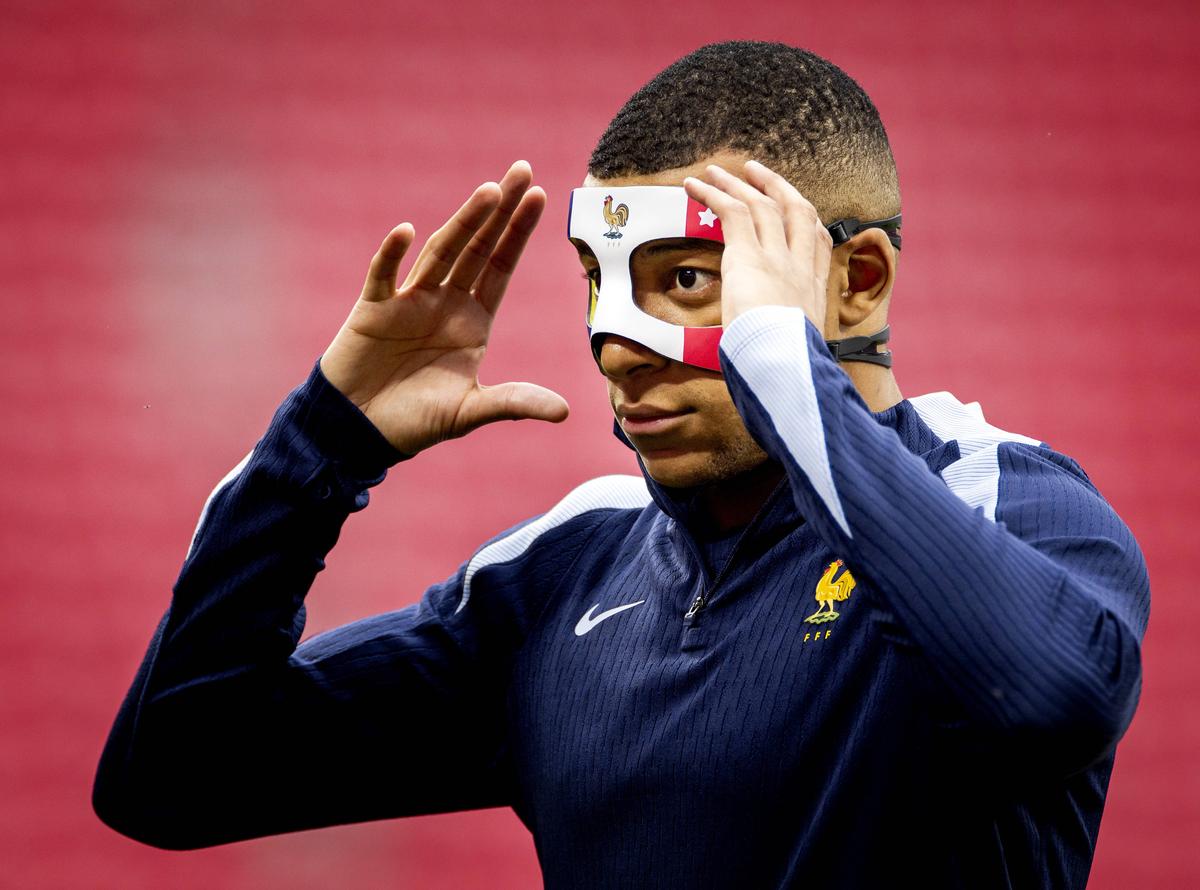 „Zorro” al Franței » Kylian Mbappe va purta o mască specială la Euro, după ce și-a spart nasul