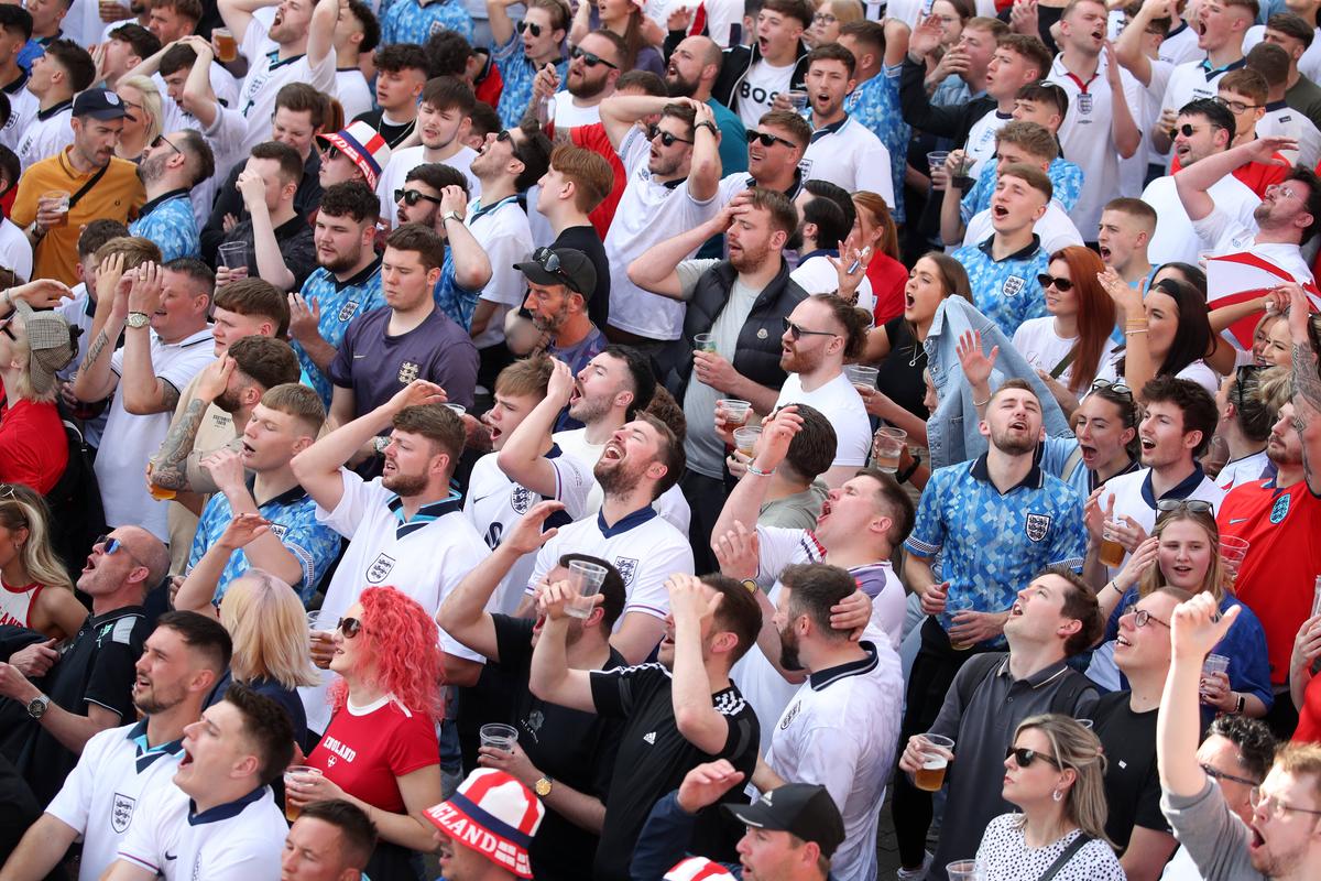 11 detalii din Danemarca - Anglia care nu s-au văzut la televizor: „perlele” fotbaliștilor, echipe de geniști + aspectul penibil ca la București