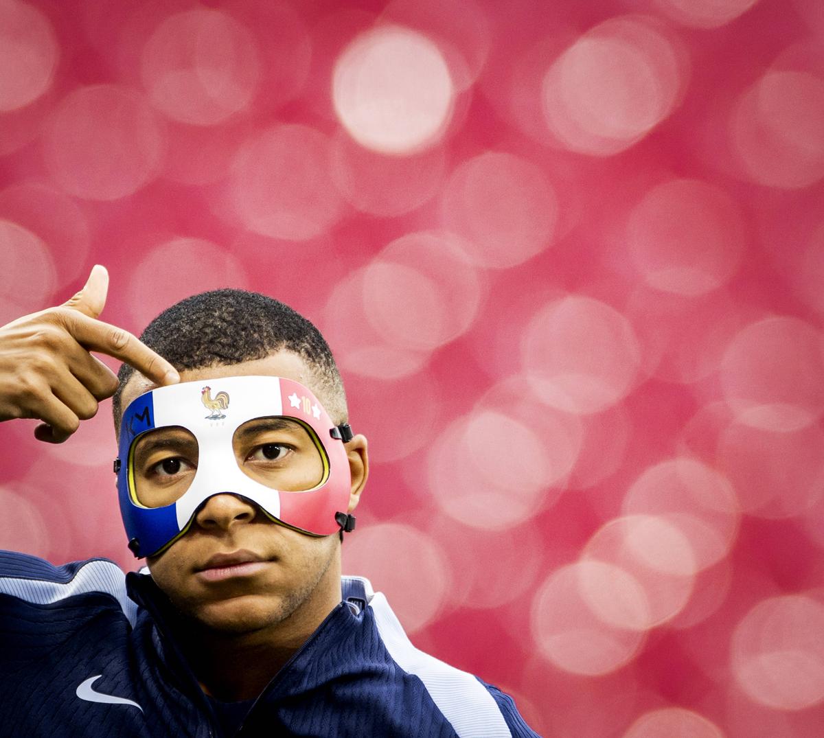 Kylian Mbappe a purtat o mască în culorile Franței la unul dintre antrenamente